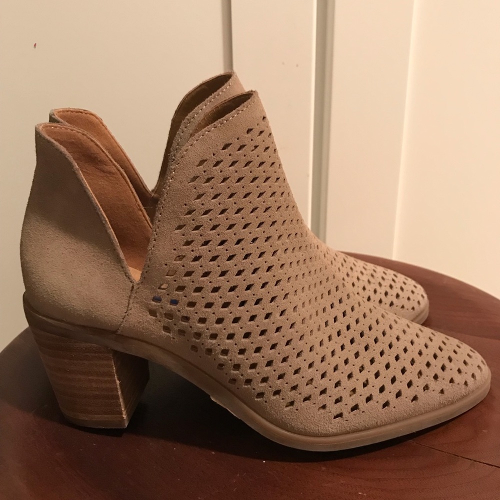 NWOT LUCKY BRAND PERFORATED SUEDE BOOTIES SZ 6.5!